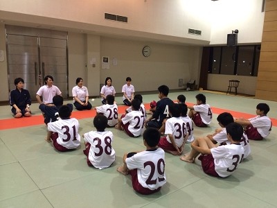 サッカー選手に 受け身 の指導 学園topics 学校法人大麻学園 四国医療専門学校